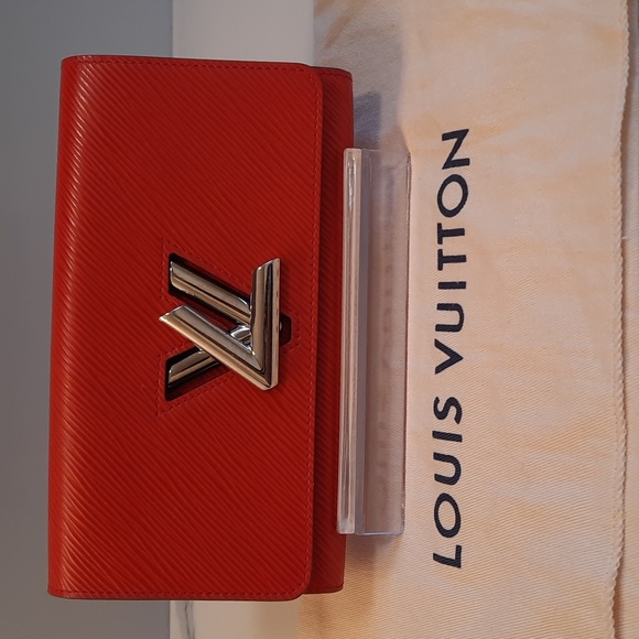 Authentic lv twist lock wallet - Picture 1 of 10